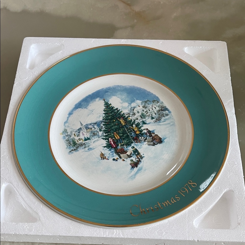 Avon Christmas Plate  1978 “ Trimming The Tree” Sixth Edition Of The Collection